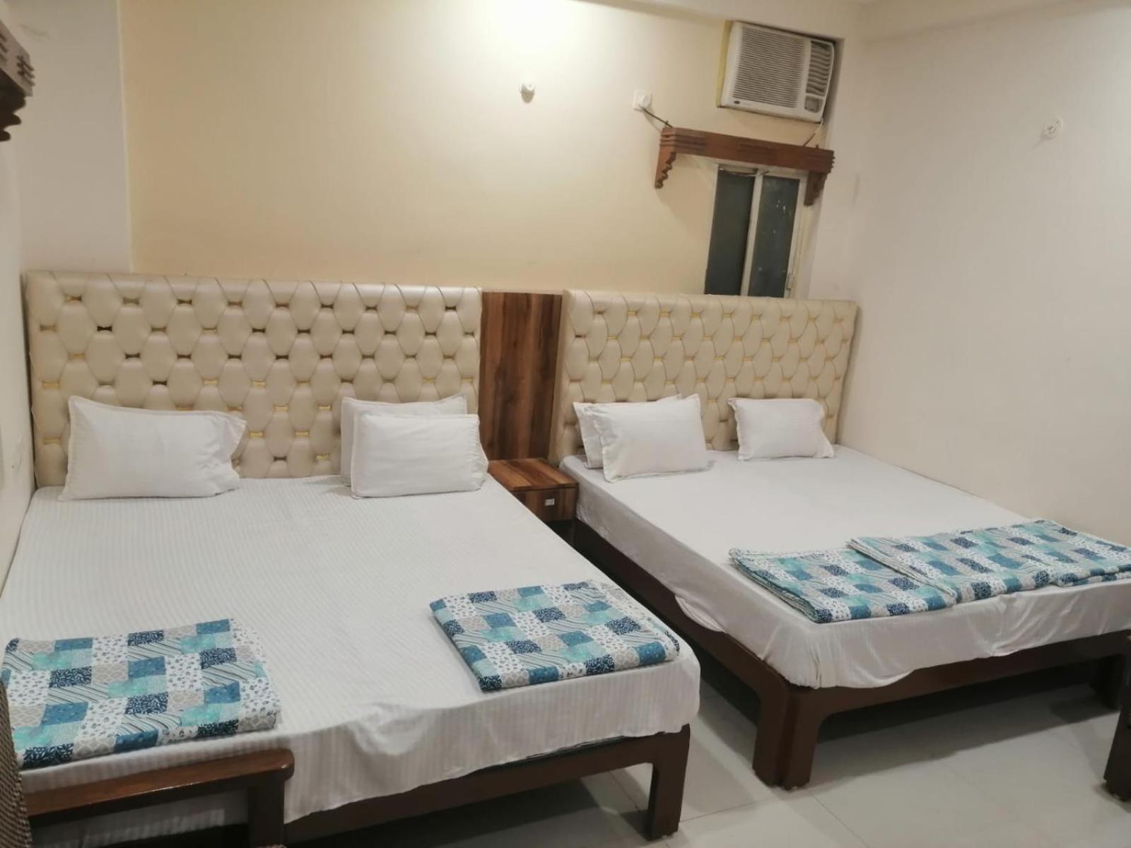 Hotel Pleasure Landmark Ujjain Buitenkant foto