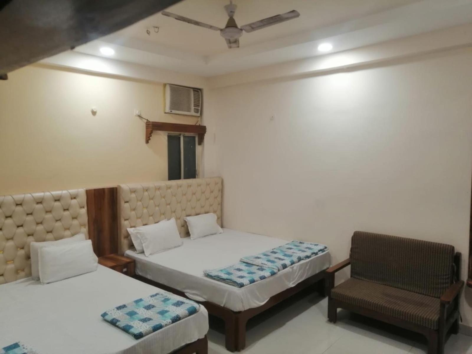 Hotel Pleasure Landmark Ujjain Buitenkant foto