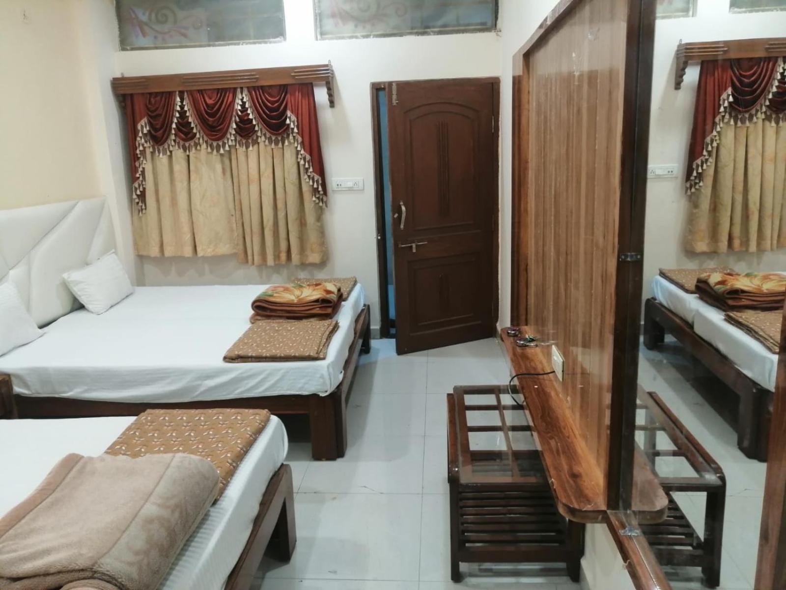 Hotel Pleasure Landmark Ujjain Buitenkant foto