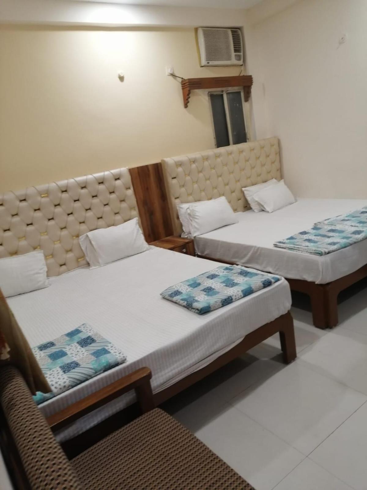Hotel Pleasure Landmark Ujjain Buitenkant foto