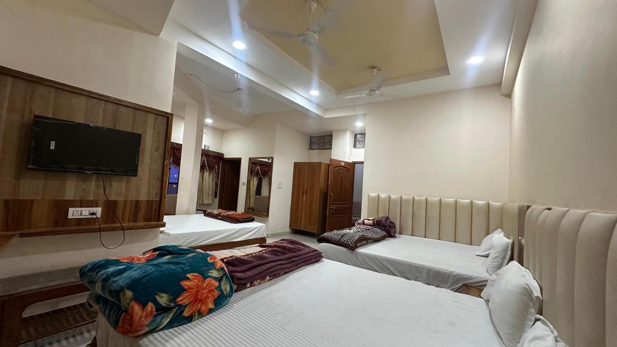 Hotel Pleasure Landmark Ujjain Buitenkant foto