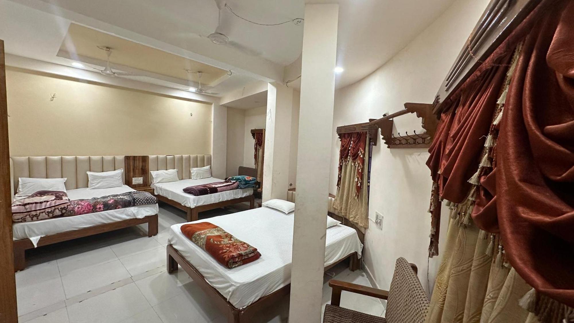 Hotel Pleasure Landmark Ujjain Buitenkant foto