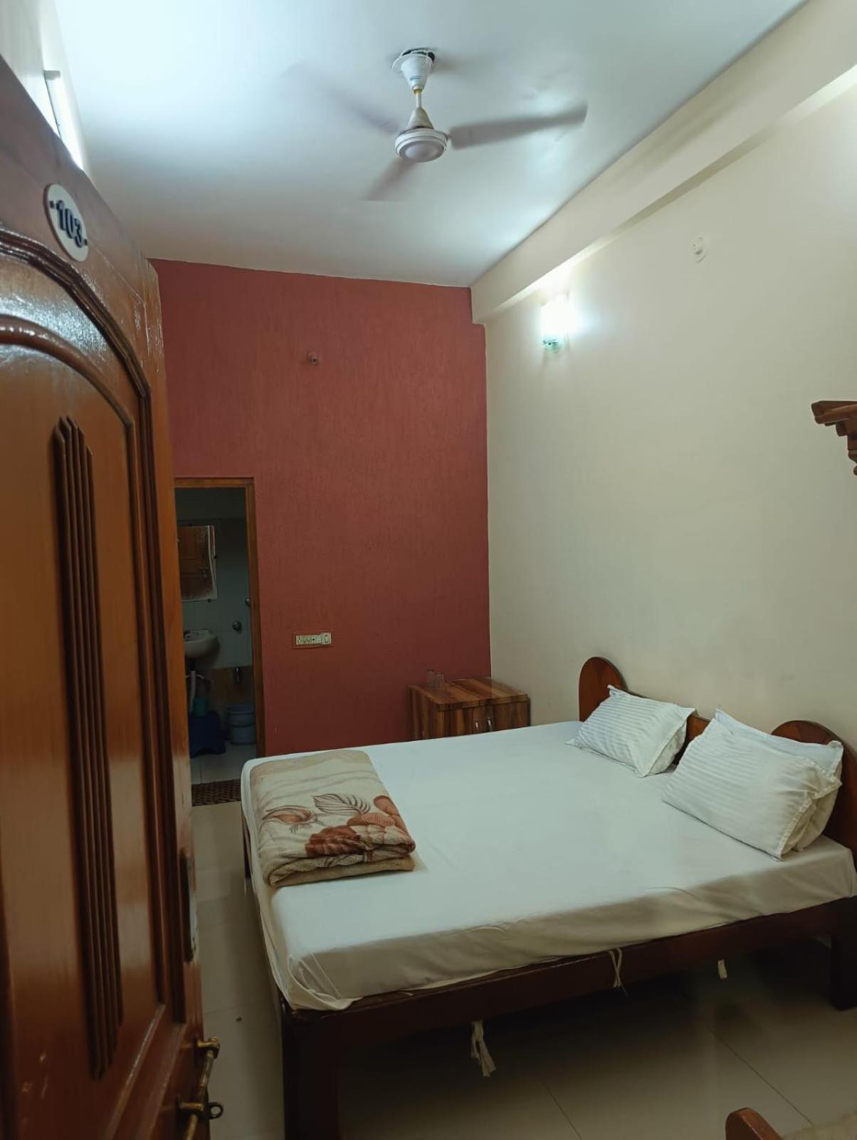 Hotel Pleasure Landmark Ujjain Buitenkant foto
