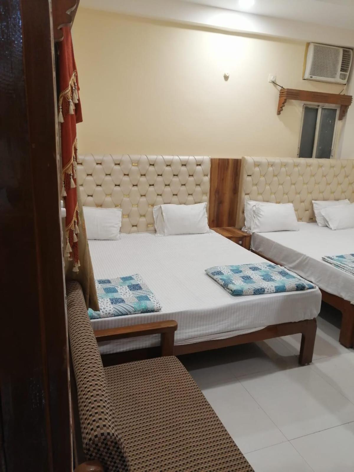 Hotel Pleasure Landmark Ujjain Buitenkant foto