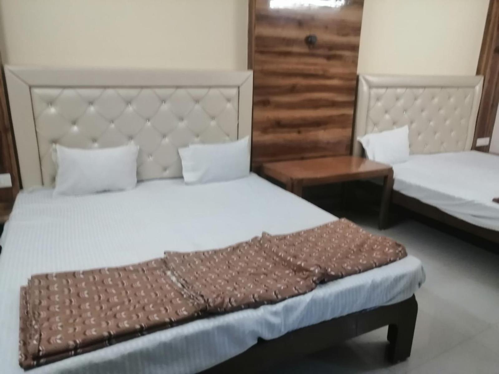 Hotel Pleasure Landmark Ujjain Buitenkant foto