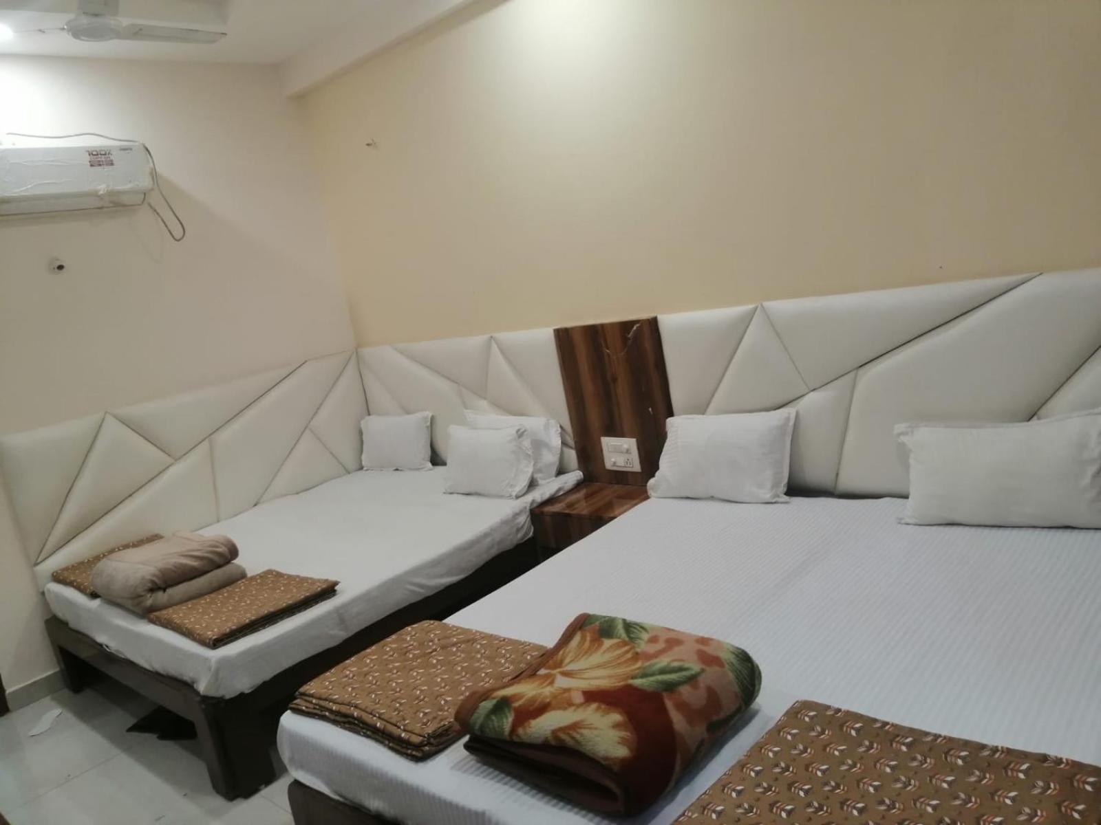 Hotel Pleasure Landmark Ujjain Buitenkant foto