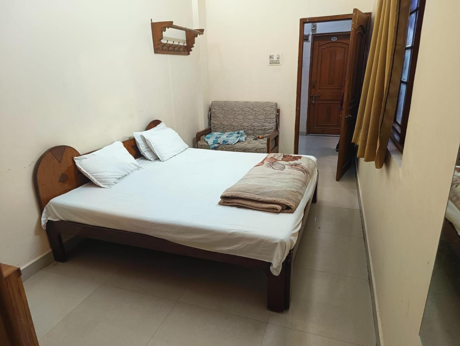 Hotel Pleasure Landmark Ujjain Buitenkant foto