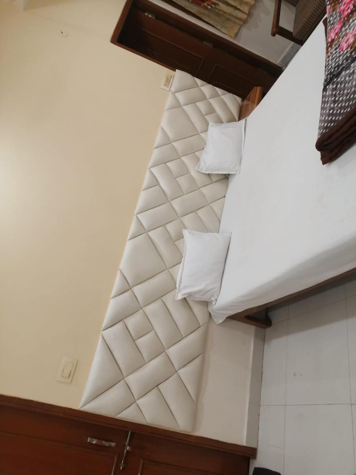 Hotel Pleasure Landmark Ujjain Buitenkant foto