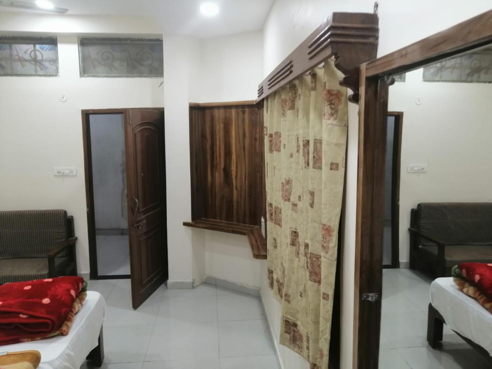 Hotel Pleasure Landmark Ujjain Buitenkant foto