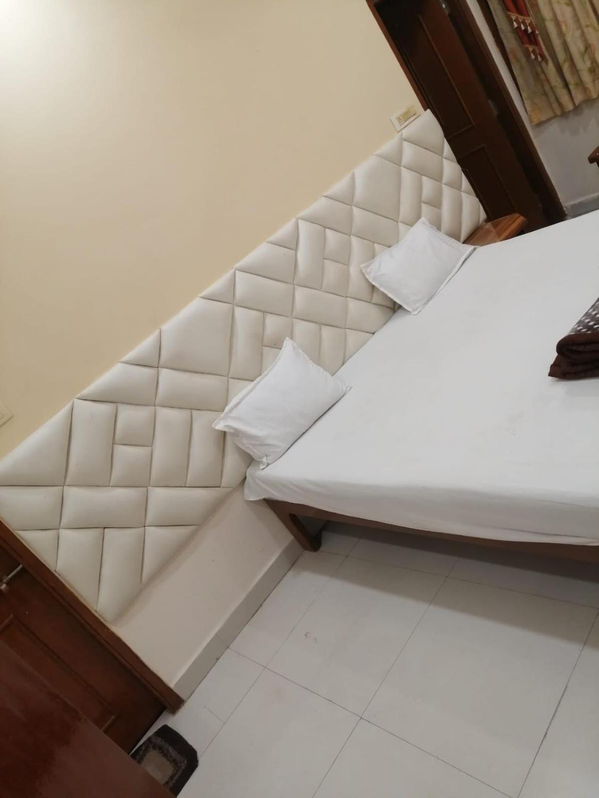 Hotel Pleasure Landmark Ujjain Buitenkant foto