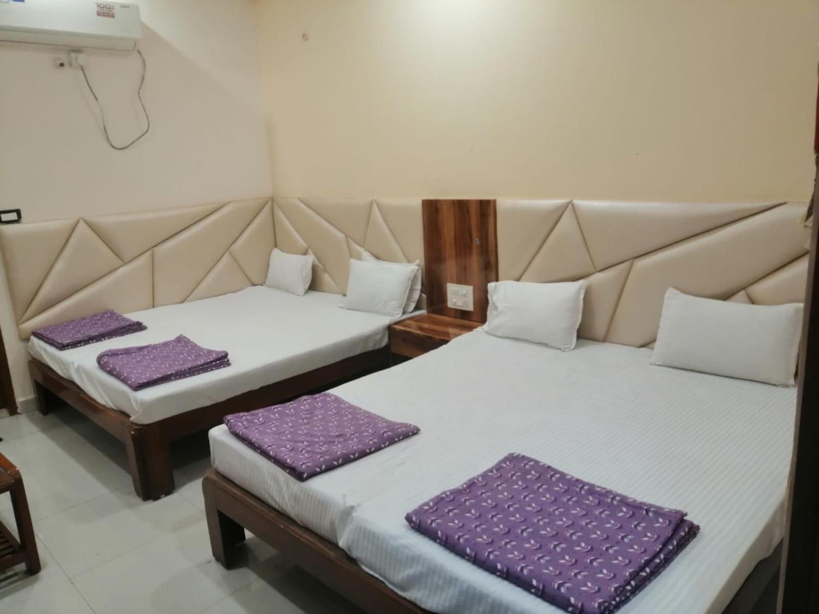 Hotel Pleasure Landmark Ujjain Buitenkant foto